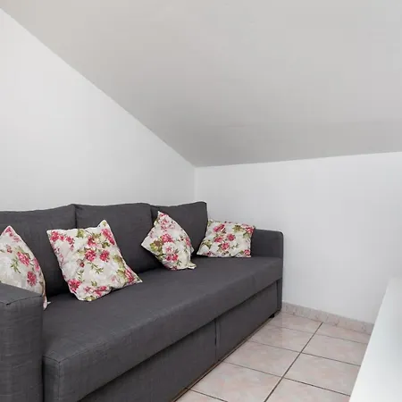Apartments By The Sea Sumpetar, Omis - 11462 * Jesenice (Split-Dalmatia)